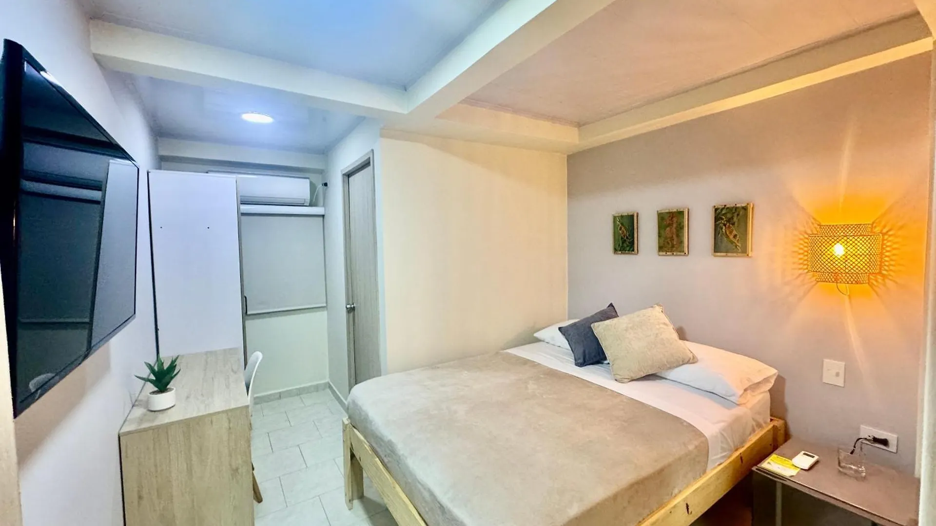 Bed and Breakfast Colorful Garden House Providencia  Bed & Breakfast